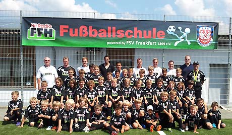 Zum Abschlussfoto stellten sich am Freitag (10.Aug 2012) die 44
Jugendlichen mit ihren Trainern sowie dem FSV-Profi Gledson (hinten
Mitte), der am Abschlußtag die Fussballschule besuchte.