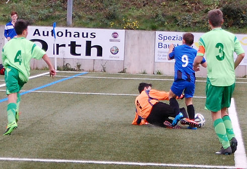 c lw joel foulspiel strafraum